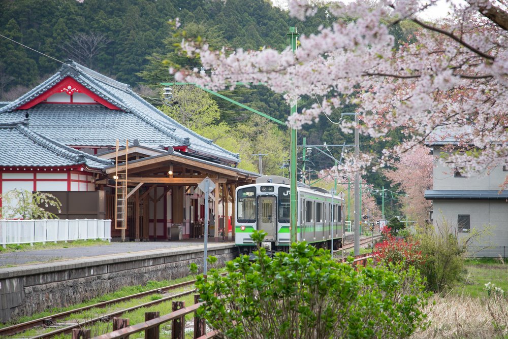 Yahiko Station is a railway station located in Yahiko, Niigata, Japan